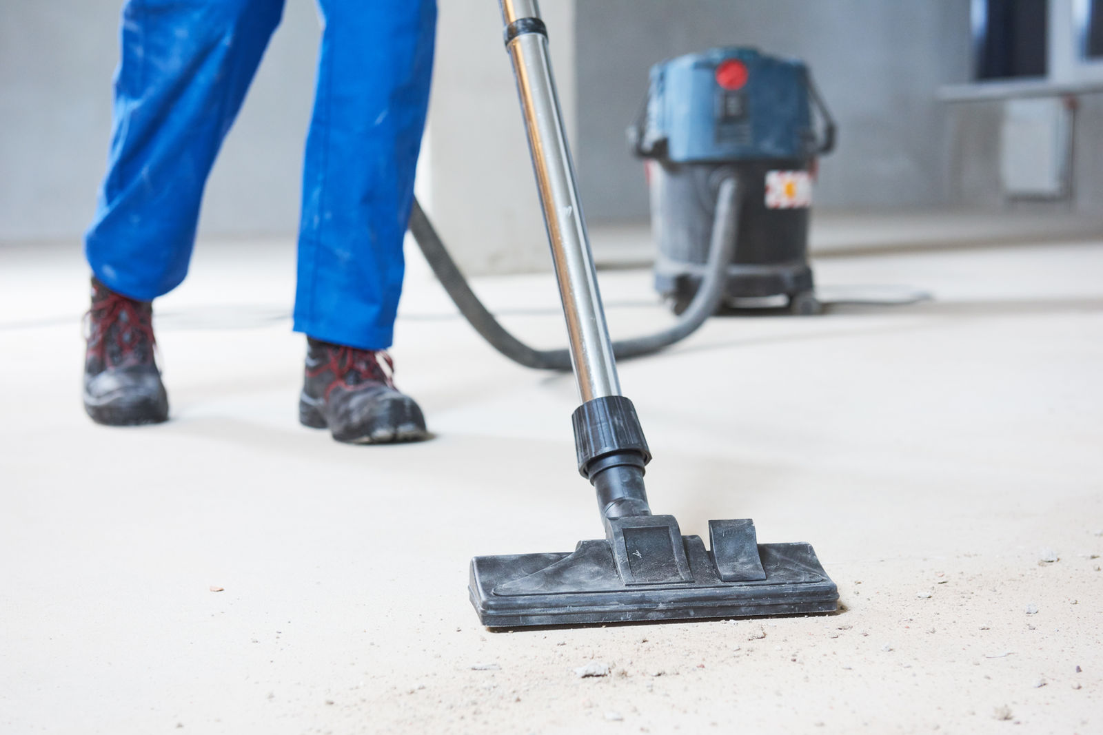 Bauendreinigung: Industriesauger entfernt Feinstaub vom Estrich einer Baustelle